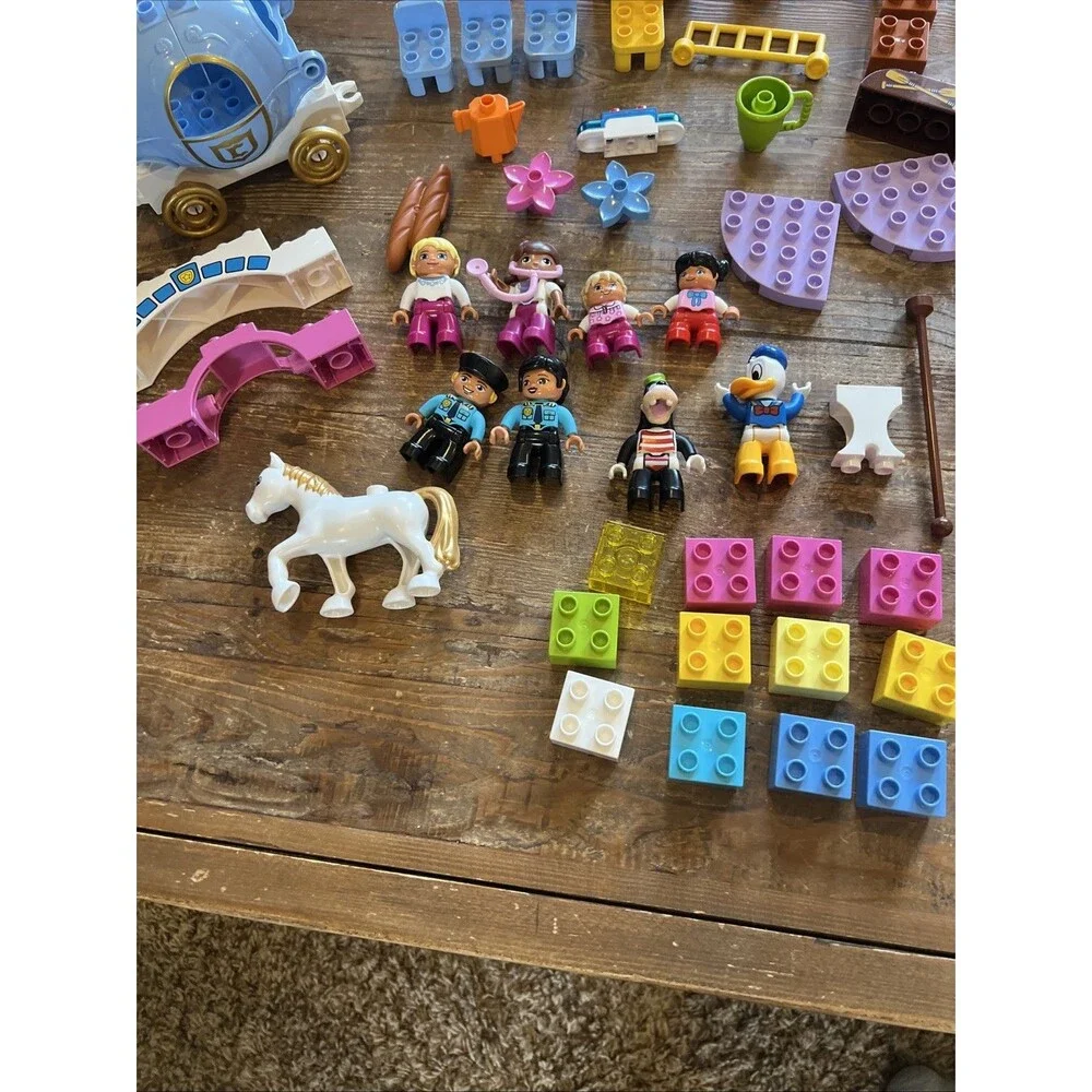 Lego Duplo Lot Disney, Carriage, Doors, Windows, Beds, Flowers, Chairs 110+ Lot